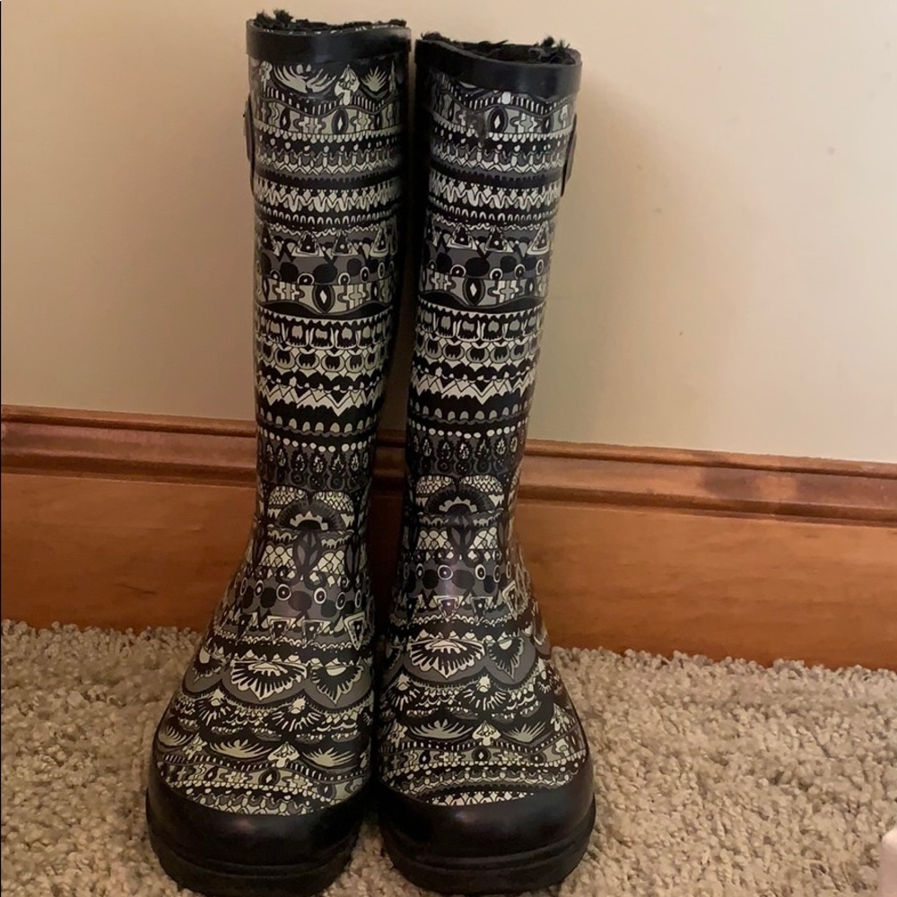 Black patterned Rainboots